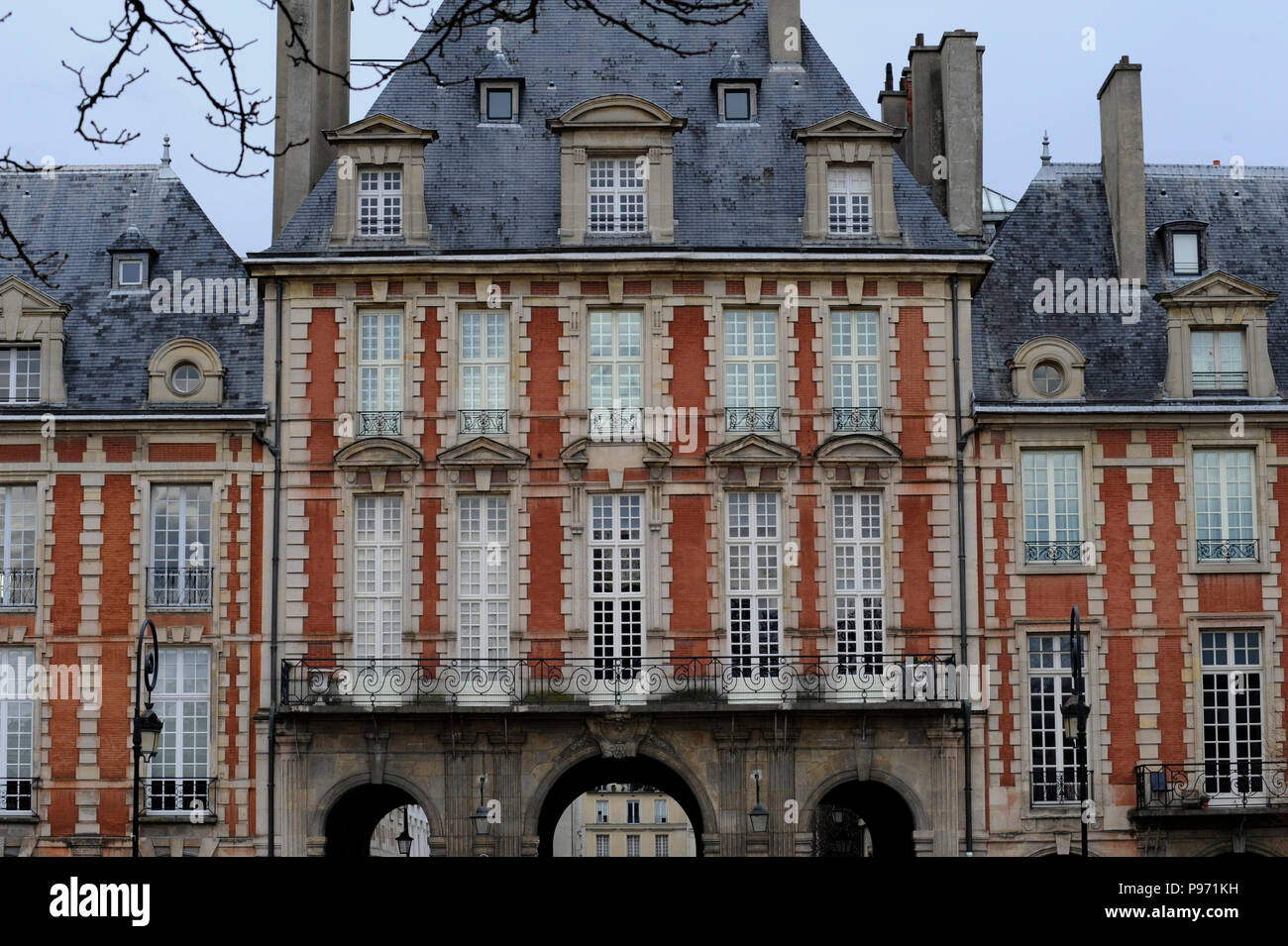 PARIS PLACE DES VOSGES - PARIS FRANKREICH - PARIS SEHENSWÜRDIGKEITEN - historische Ort PARIS - PARIS GESCHICHTE - Louis XIII STATUE - Pariser Architektur © F. BEAUMONT Stockfoto