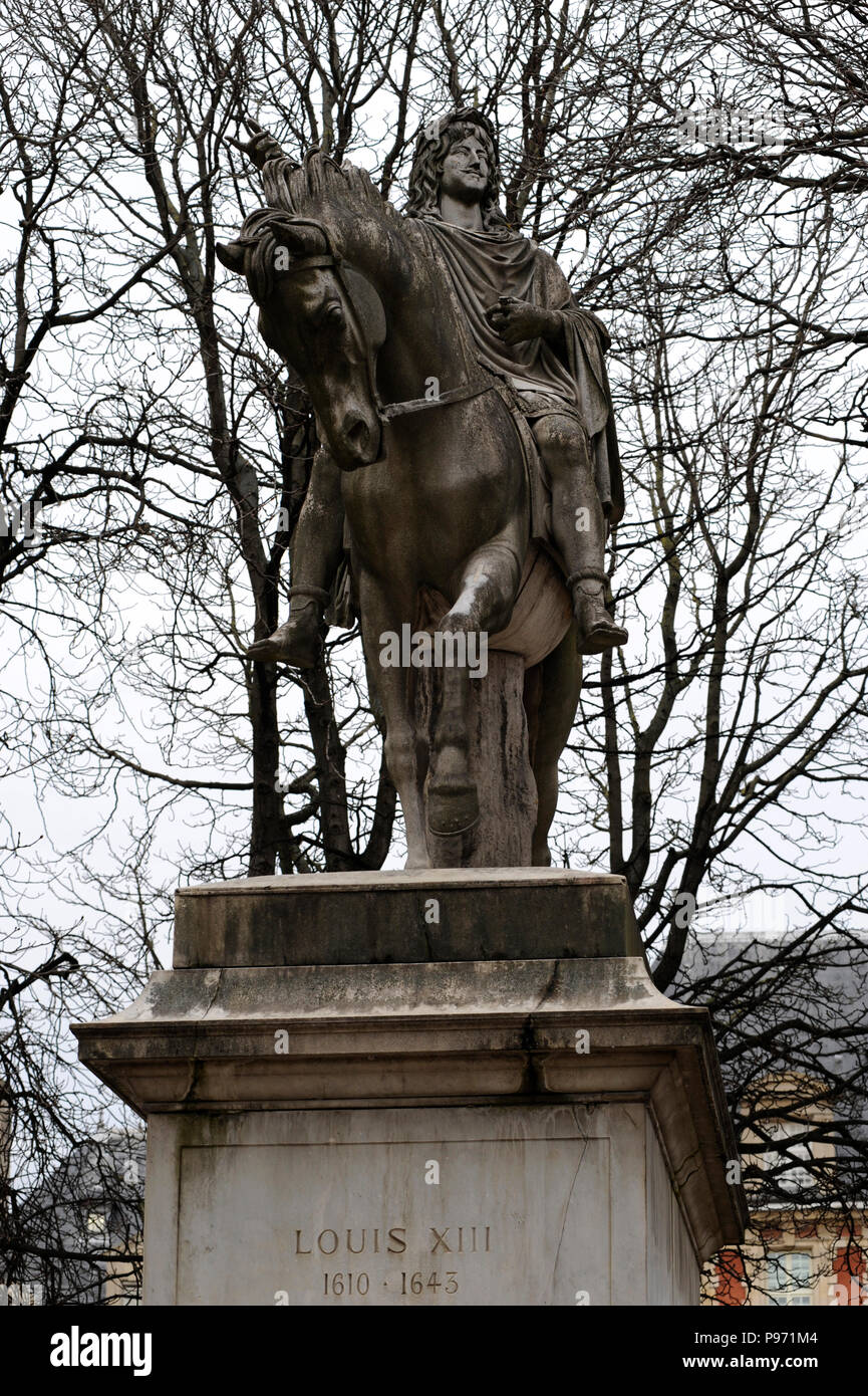 PARIS PLACE DES VOSGES - PARIS FRANKREICH - PARIS SEHENSWÜRDIGKEITEN - historische Ort PARIS - PARIS GESCHICHTE - Louis XIII STATUE - Pariser Architektur © F. BEAUMONT Stockfoto