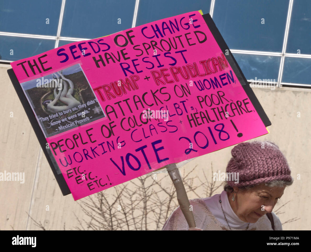 ASHEVILLE, North Carolina, USA - 20. Januar 2018: Die Frau in der Frauen 2018 März hält ein Schild mit der Aufschrift "Die Samen von Änderungen gekeimt haben, widerstehen Tru Stockfoto