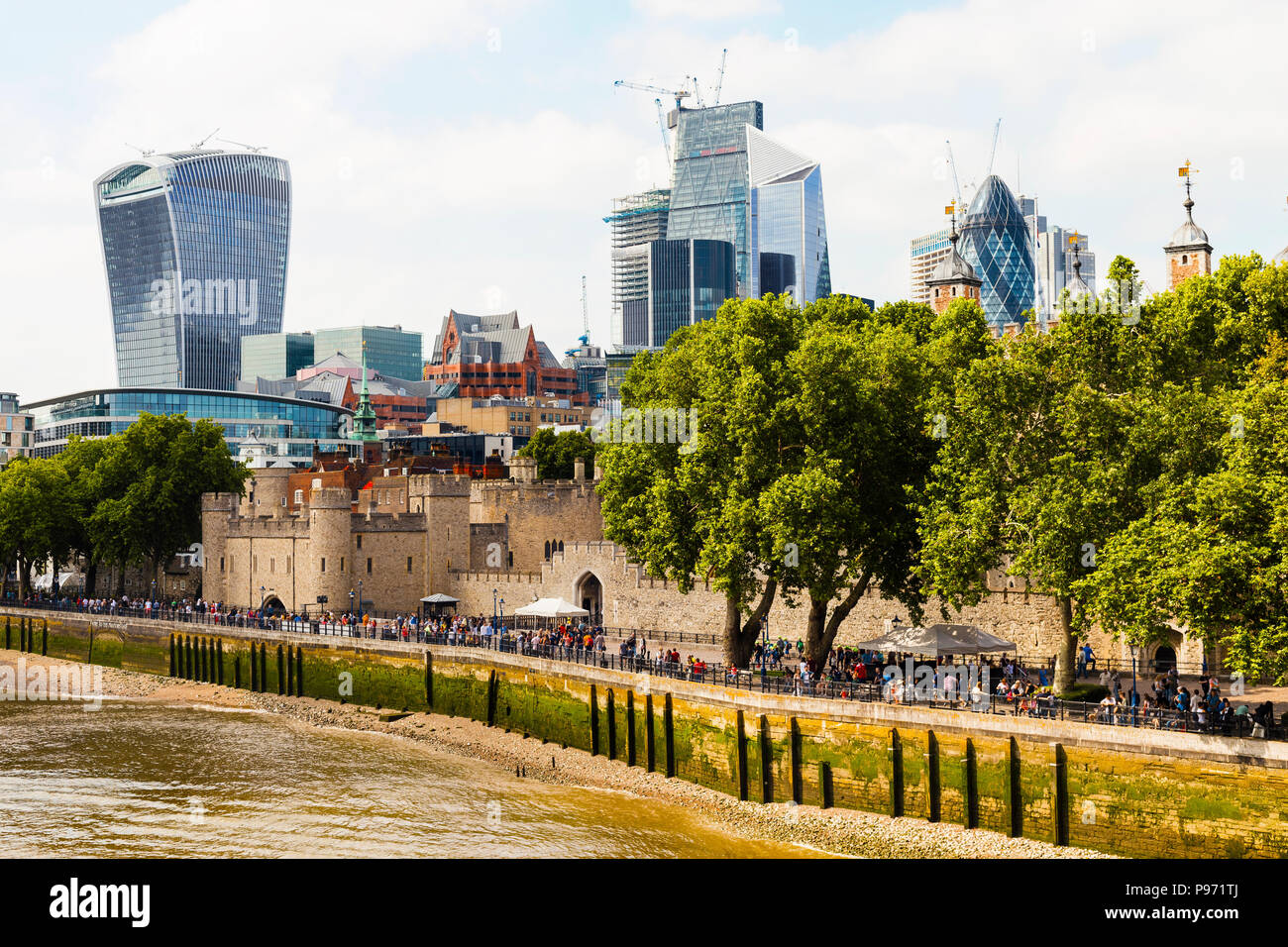 Eine erweiterte Ansicht der Tower von London durch die Wolkenkratzer der Stadt London umgeben Stockfoto