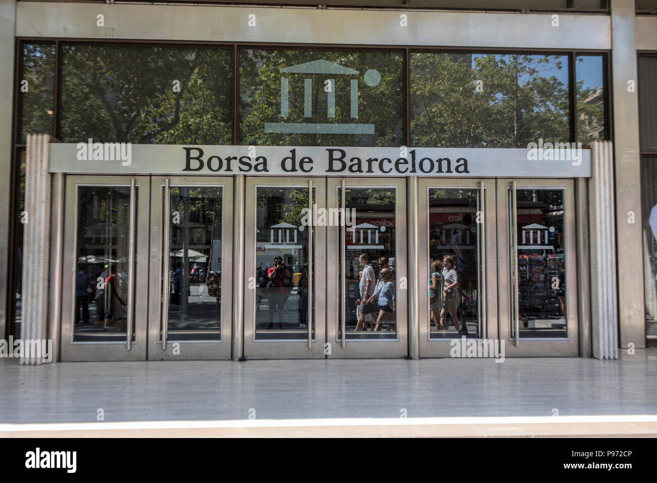 Barcelona Börse Eingang am Passeig de Gràcia in Barcelona. Barcelona ist eine Stadt in Spanien. Es ist die Hauptstadt und größte Stadt Kataloniens und die zweitgrößte Stadt Spaniens. Im Jahr 2009 war die Stadt Europas und eine der weltweit erfolgreichsten als Stadt Marke geordnet. Im selben Jahr die Stadt Europas vierte beste Stadt für das Business und schnellste Verbesserung der Europäischen Stadt, mit einem Wachstum von 17% pro Jahr verbessert geordnet war, und die Stadt hat sich stark und erneutes Wachstum in den letzten drei Jahren. Stockfoto