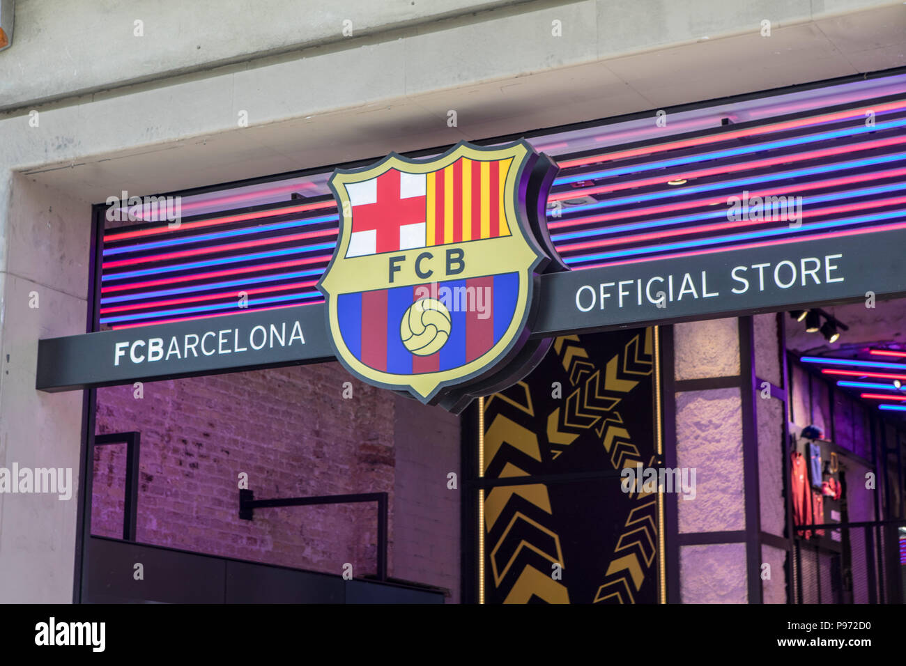FC Barcelona offizielle Store auf der Straße Passeig de Gràcia in Barcelona. Barcelona ist eine Stadt in Spanien. Es ist die Hauptstadt und größte Stadt Kataloniens und die zweitgrößte Stadt Spaniens. Im Jahr 2009 war die Stadt Europas und eine der weltweit erfolgreichsten als Stadt Marke geordnet. Im selben Jahr die Stadt Europas vierte beste Stadt für das Business und schnellste Verbesserung der Europäischen Stadt, mit einem Wachstum von 17% pro Jahr verbessert geordnet war, und die Stadt hat sich stark und erneutes Wachstum in den letzten drei Jahren. Stockfoto