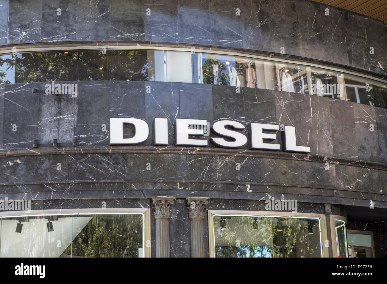 Diesel Schild an der Straße Passeig de Gràcia in Barcelona. Barcelona ist eine Stadt in Spanien. Es ist die Hauptstadt und größte Stadt Kataloniens und die zweitgrößte Stadt Spaniens. Im Jahr 2009 war die Stadt Europas und eine der weltweit erfolgreichsten als Stadt Marke geordnet. Im selben Jahr die Stadt Europas vierte beste Stadt für das Business und schnellste Verbesserung der Europäischen Stadt, mit einem Wachstum von 17% pro Jahr verbessert geordnet war, und die Stadt hat sich stark und erneutes Wachstum in den letzten drei Jahren. Stockfoto