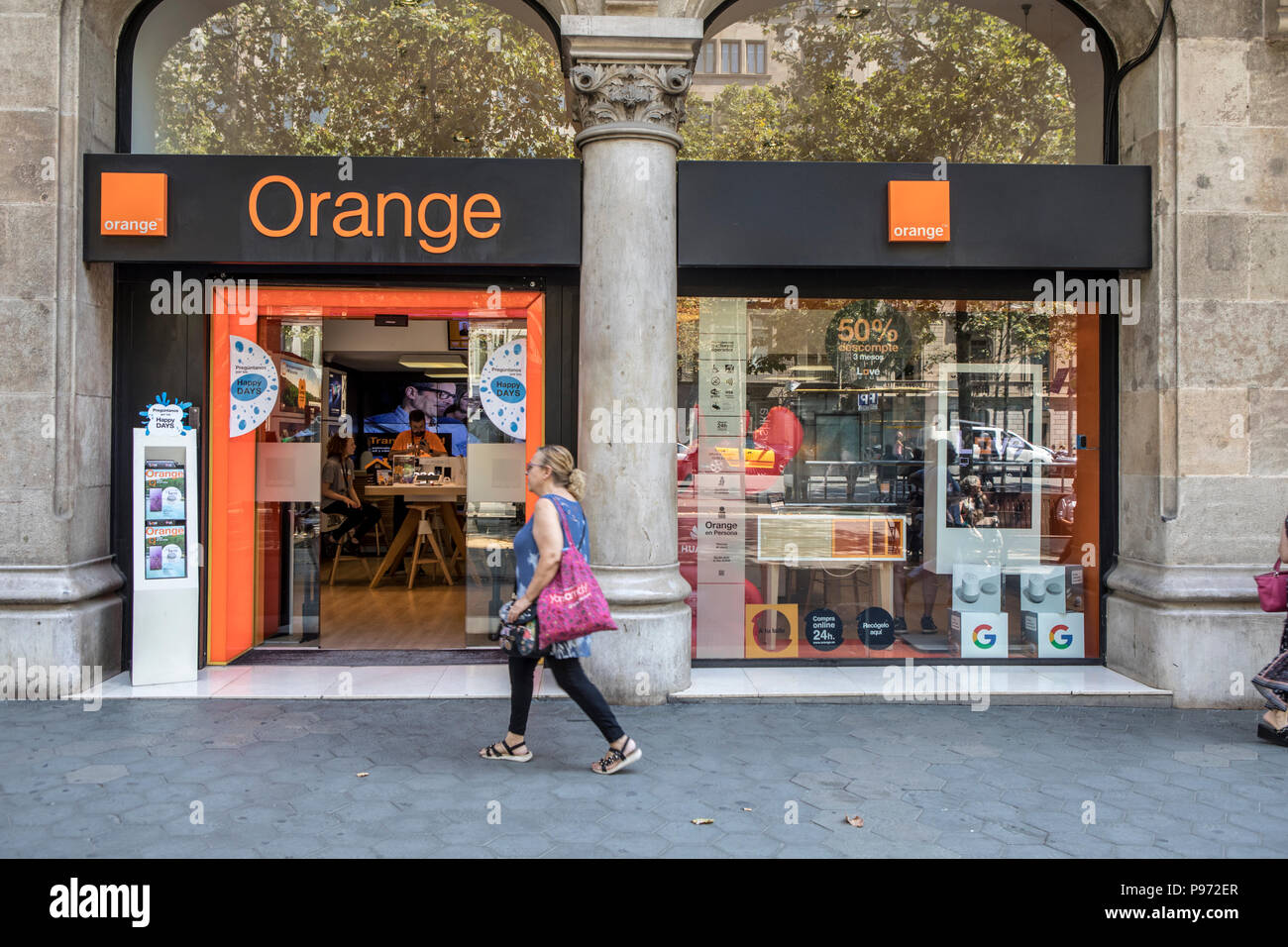 Orange Shop am Passeig de Gràcia in Barcelona. Barcelona ist eine Stadt in Spanien. Es ist die Hauptstadt und größte Stadt Kataloniens und die zweitgrößte Stadt Spaniens. Im Jahr 2009 war die Stadt Europas und eine der weltweit erfolgreichsten als Stadt Marke geordnet. Im selben Jahr die Stadt Europas vierte beste Stadt für das Business und schnellste Verbesserung der Europäischen Stadt, mit einem Wachstum von 17% pro Jahr verbessert geordnet war, und die Stadt hat sich stark und erneutes Wachstum in den letzten drei Jahren. Stockfoto