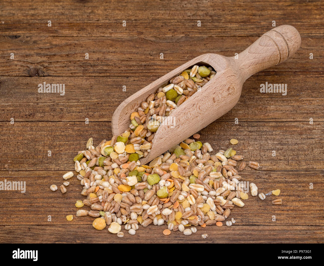 Schaufel mit sortierten Getreide und Hülsenfrüchte, lergumes mix Hintergrund, Ansicht von oben. Winter Essen mit Erbsen, rote und gelbe Linsen, Graupen, Kamut und Dinkel. Stockfoto