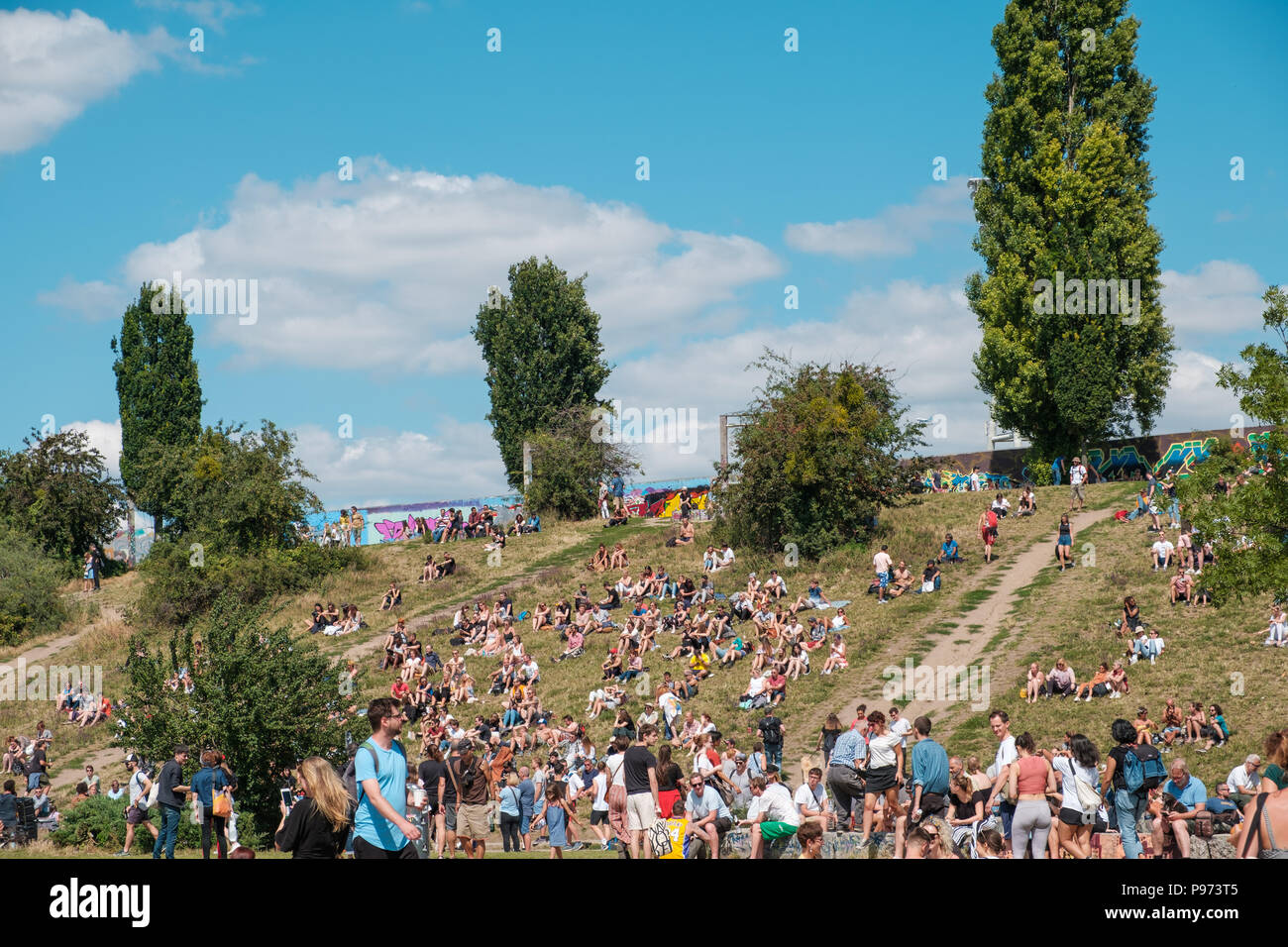 Berlin, Deutschland - Juli 2018: Berlin City street Landschaft: die Menschen in überfüllten Park (Mauerpark) auf einer sonnigen Sommer Sonntag in Berlin, Deutschland Stockfoto