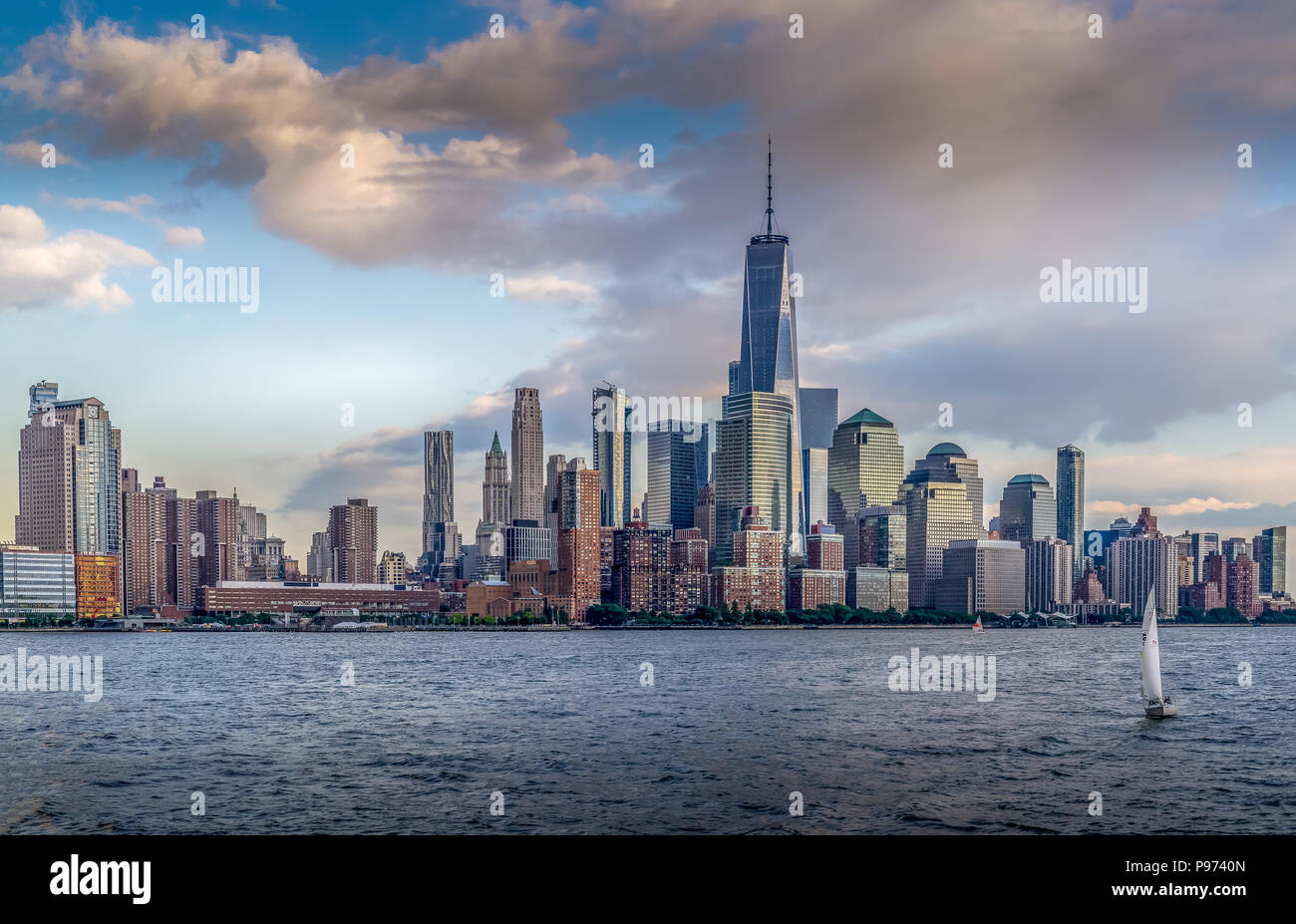 Panorama Ansicht von NYC Manhattan Skyline mit kreuzfahrtschiff vorbei am Hudson River. Stockfoto