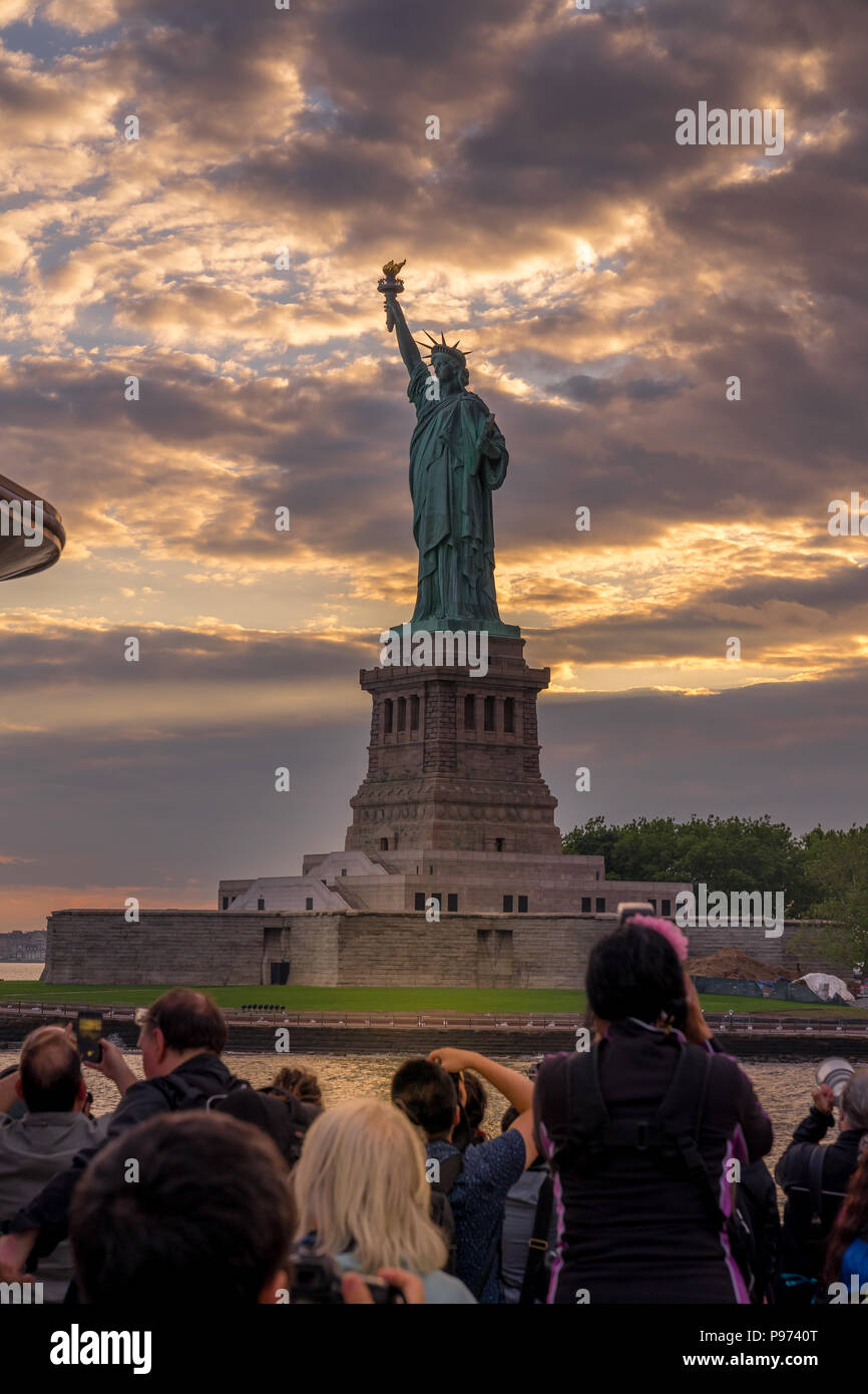 Sonnenuntergang Blick auf die Freiheitsstatue vom Schiff in den Hafen von New York Stockfoto