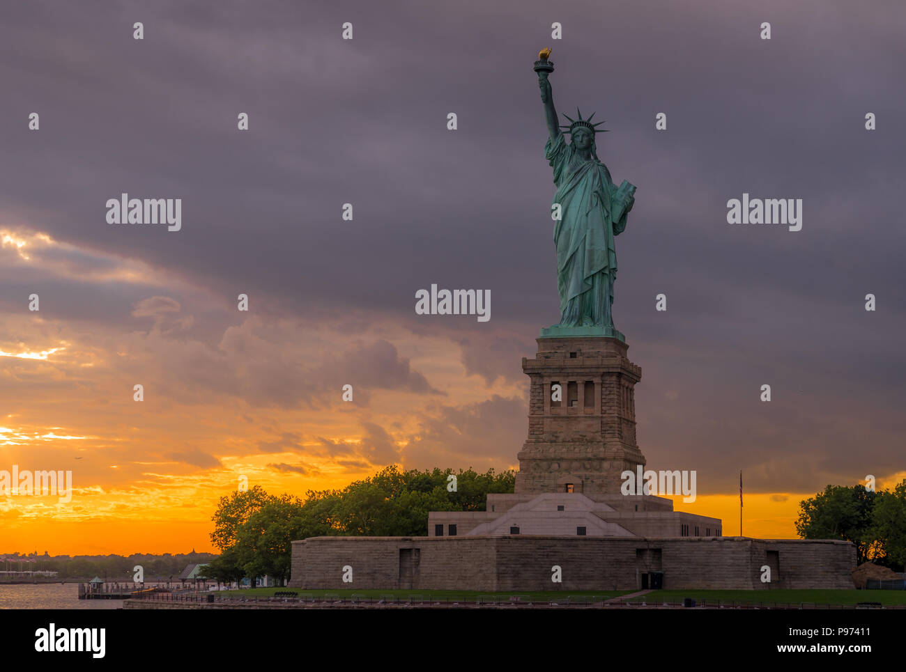 Sonnenuntergang Blick auf die Freiheitsstatue im New Yorker Hafen Stockfoto