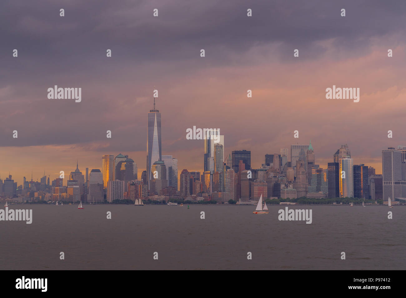 Panorama Ansicht von NYC Manhattan Skyline mit Segelbooten vorbei in den Hafen von New York Stockfoto