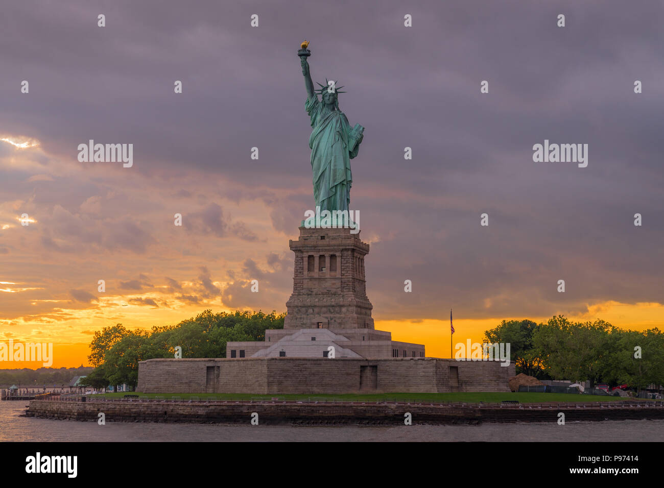 Sonnenuntergang Blick auf die Freiheitsstatue im New Yorker Hafen Stockfoto