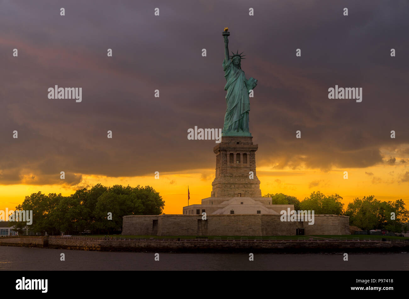 Sonnenuntergang Blick auf die Freiheitsstatue im New Yorker Hafen Stockfoto