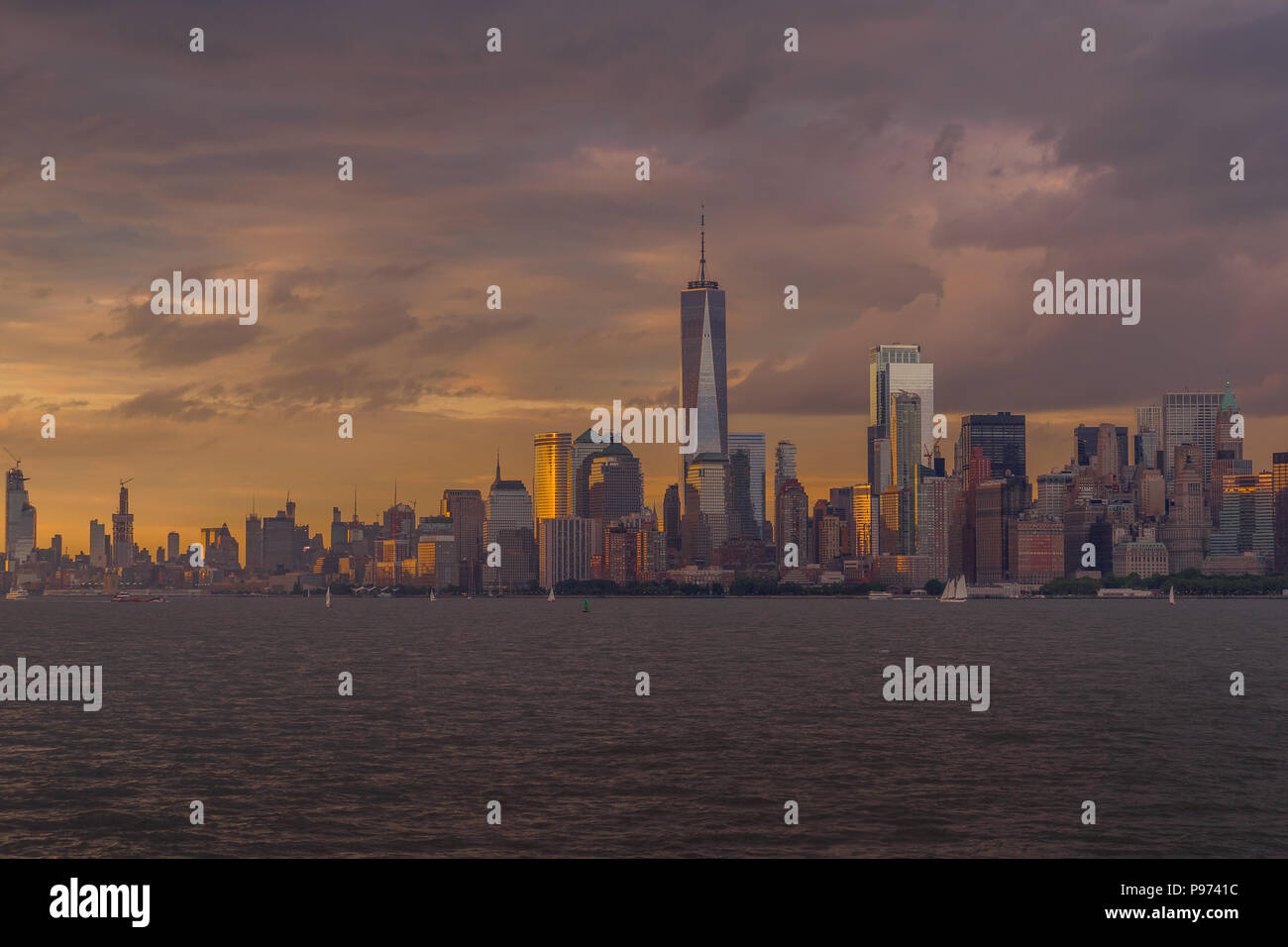 Schönen Sonnenuntergang leuchtet die Skyline von New York mit vielen Segelboote, vorbei am East River. Stockfoto
