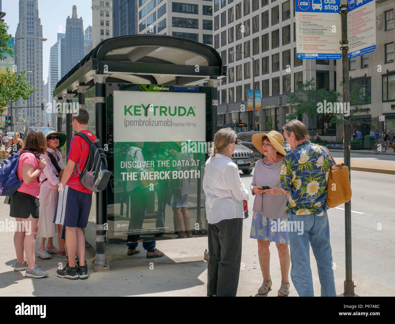 Bushaltestelle mit Werbung für Keytruda, einem monoklonalen Antikörper gegen Krebs Medikament. Stockfoto