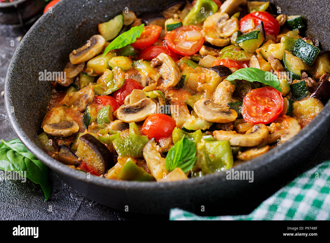 Pikanten Eintopf Auberginen, Paprika, Tomaten, Zucchini und Pilzen  Stockfotografie - Alamy