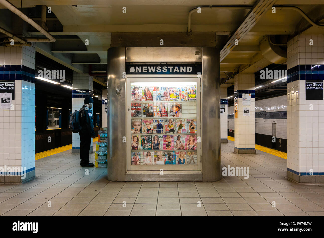 Kiosk im U-Bahnhof in New York Stockfoto