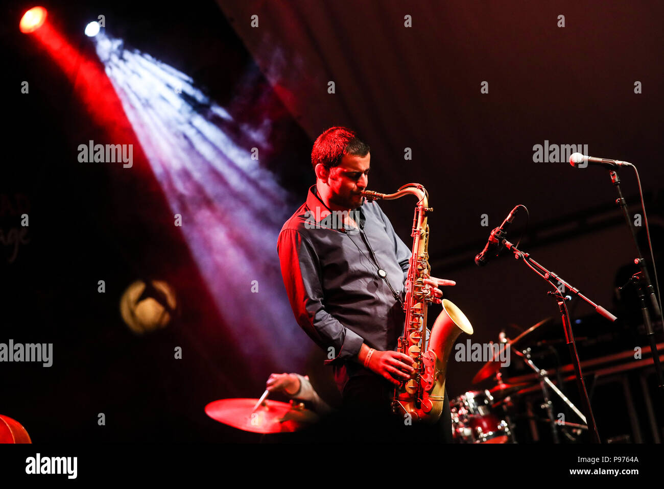 Perugia, Italien. 14. Juli 2018. Ein Musiker führt auf der Bühne während des Umbria Jazz in Perugia, Italien, 14. Juli 2018. Das Fest dauert von Juli 13. bis 22. Credit: Jin Yu/Xinhua/Alamy leben Nachrichten Stockfoto