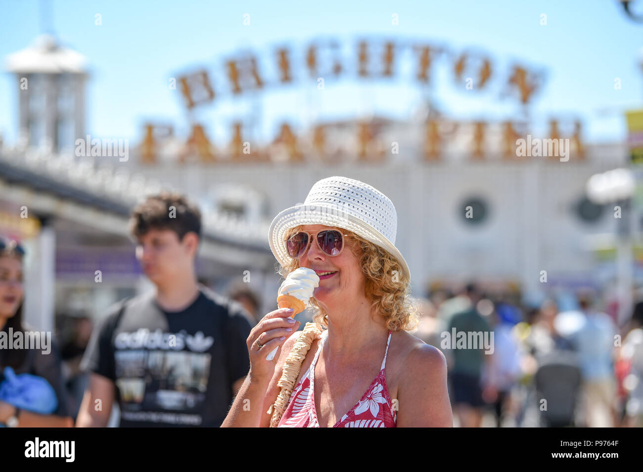 Brighton UK 15. Juli 2018 - mal ein Eis auf Brighton Palace Pier in herrlich warmen Sonnenschein zu genießen wie die Temperaturen in den 30er Jahren in einigen Teilen der Süd-östlich von Großbritannien steigen heute: Simon Dack/Alamy leben Nachrichten Stockfoto