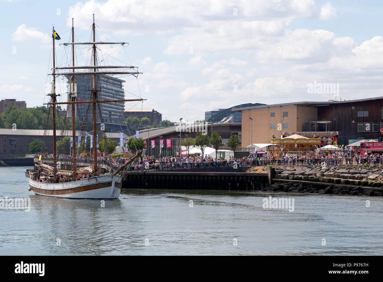 Sunderland, Großbritannien. 14. Juli 2018. Die Vega Gamleby Segel Vergangenheit der Sir Universität Sunderland Tom Cowie Campus in Sunderland, England. Das Schiff iis die Teilnahme an der Parade der Segel zu Beginn des 2018 Tall Ships Race. Credit: Stuart Forster/Alamy leben Nachrichten Stockfoto