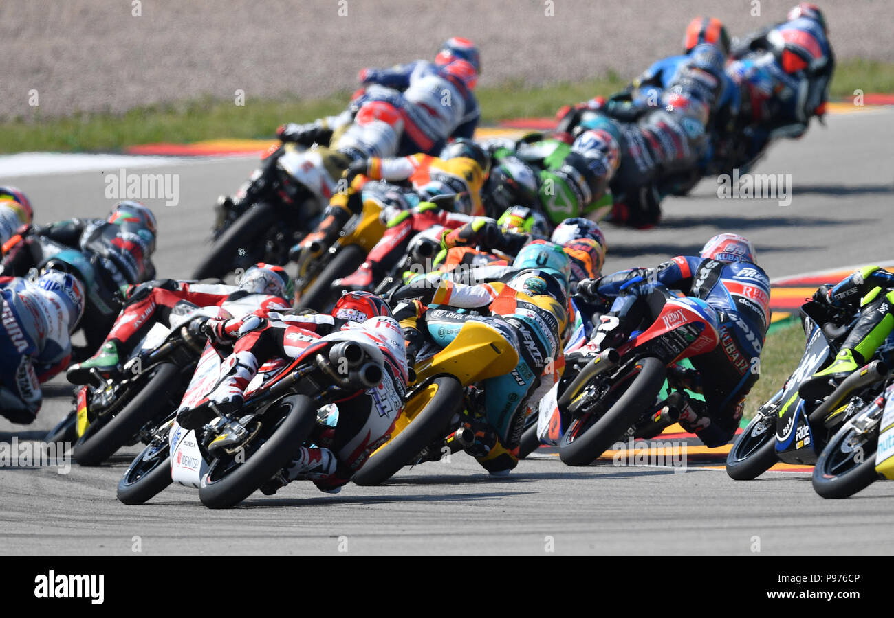 Hohenstein-Ernstthal, Deutschland. Am 15. Juli 2018. Deutschen Motorrad Grand Prix am Sachsenring Moto3: Das Starterfeld in der ersten Kurve. Credit: Hendrik Schmidt/dpa-Zentralbild/dpa/Alamy leben Nachrichten Stockfoto