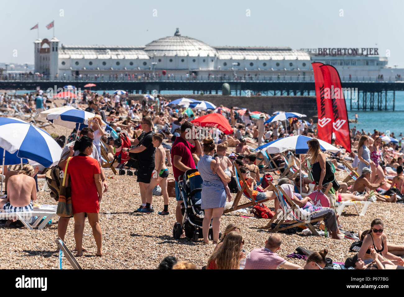 Brighton, UK. 15. Juli 2018. Menschenmassen am Strand von Brighton am Wochenende Hitzewelle. Credit: Andrew Hasson/Alamy leben Nachrichten Stockfoto