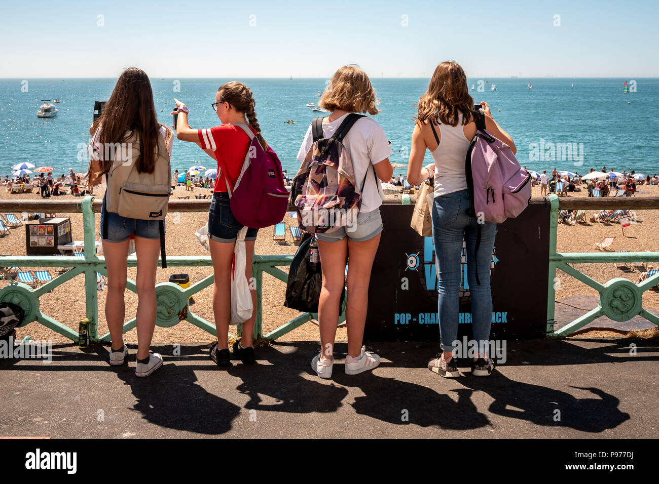 Brighton, UK. 15. Juli 2018. Menschenmassen am Strand von Brighton am Wochenende Hitzewelle. Credit: Andrew Hasson/Alamy leben Nachrichten Stockfoto