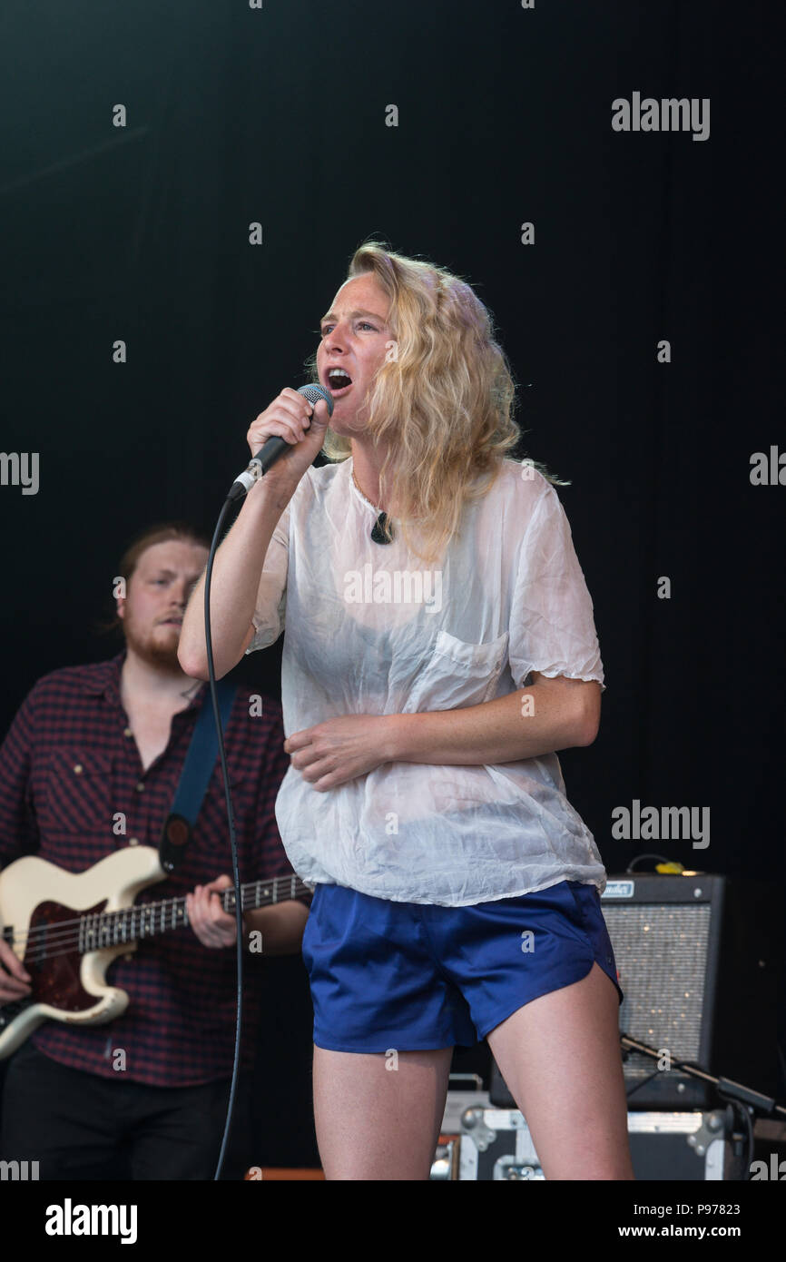 Lissie führt an die 2018 Cornbury Festival, tolle Tew, Oxfordshire am 15. Juli 2018. Elisabeth Corrin Maurus (born November 21, 1982), bekannt als lissie, ist ein US-amerikanischer Sänger und Songwriter. Sie gab ihr Debüt-EP, "Warum Sie Runnin'', im November 2009. Ihr Debüt Album, Fang ein Tiger, wurde im Juni 2010 veröffentlicht. Stockfoto