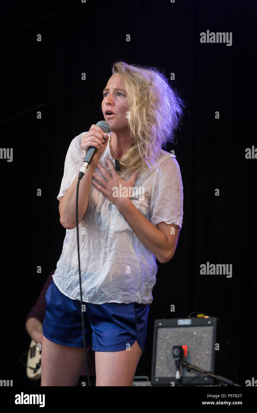 Lissie führt an die 2018 Cornbury Festival, tolle Tew, Oxfordshire am 15. Juli 2018. Elisabeth Corrin Maurus (born November 21, 1982), bekannt als lissie, ist ein US-amerikanischer Sänger und Songwriter. Sie gab ihr Debüt-EP, "Warum Sie Runnin'', im November 2009. Ihr Debüt Album, Fang ein Tiger, wurde im Juni 2010 veröffentlicht. Stockfoto