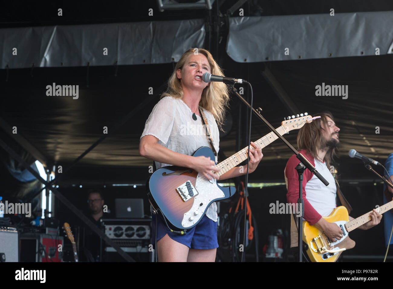 Lissie führt an die 2018 Cornbury Festival, tolle Tew, Oxfordshire am 15. Juli 2018. Elisabeth Corrin Maurus (born November 21, 1982), bekannt als lissie, ist ein US-amerikanischer Sänger und Songwriter. Sie gab ihr Debüt-EP, "Warum Sie Runnin'', im November 2009. Ihr Debüt Album, Fang ein Tiger, wurde im Juni 2010 veröffentlicht. Stockfoto