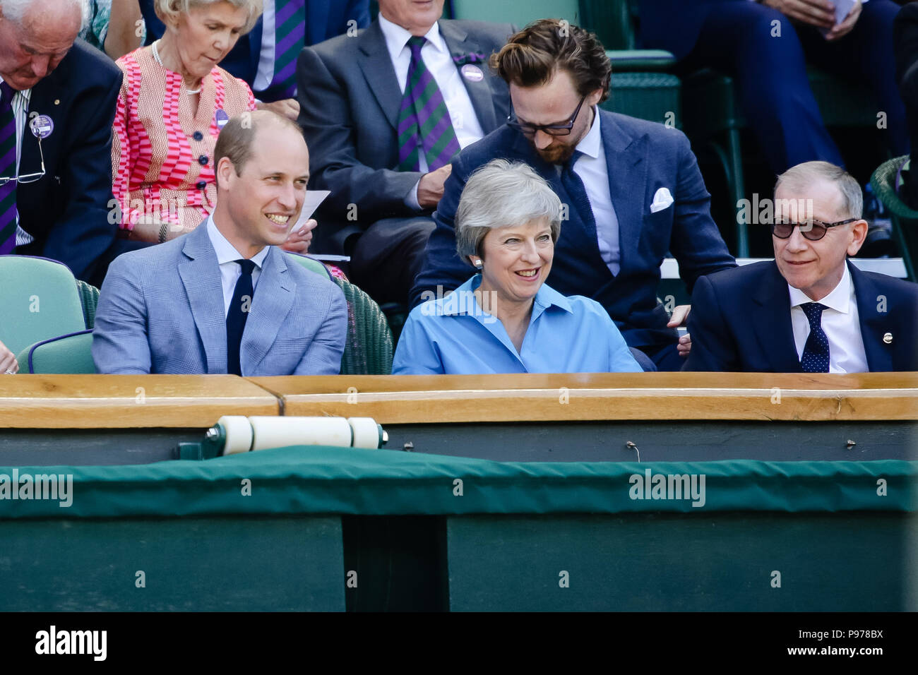 London, UK, 15. Juli 2018: Premierminister Theresa May, ihr Ehemann Philip und Prinz William besucht, die Wimbledon Männer Finale bei Tag 13 in Wimbledon Tennis Championships 2018 auf der All England Lawn Tennis und Croquet Club in London. Credit: Frank Molter/Alamy leben Nachrichten Stockfoto