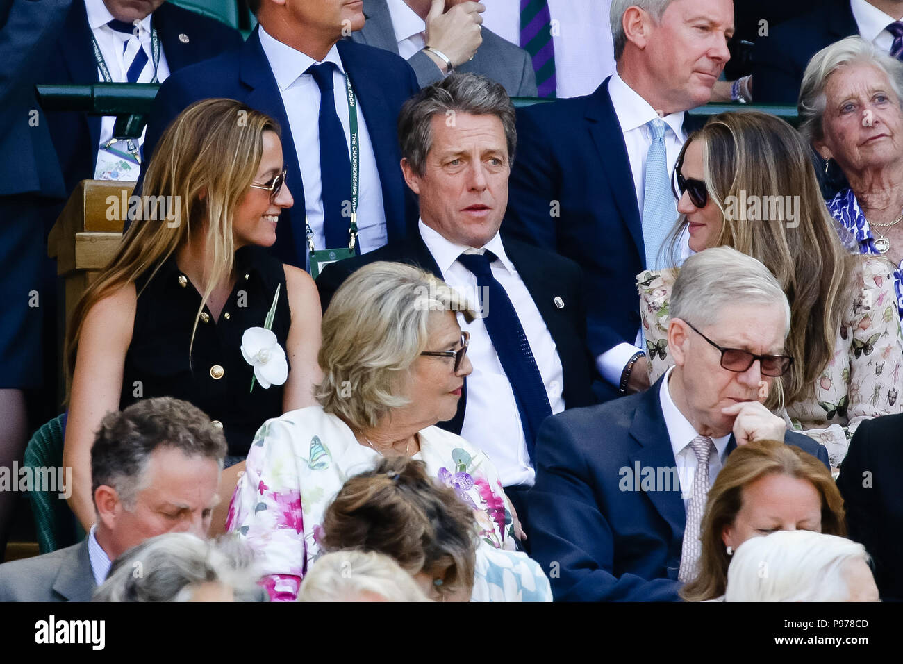 London, UK, 15. Juli 2018: Hugh Grant Besuche des Wimbledon Männer Finale bei Tag 13 in Wimbledon Tennis Championships 2018 auf der All England Lawn Tennis und Croquet Club in London. Credit: Frank Molter/Alamy leben Nachrichten Stockfoto