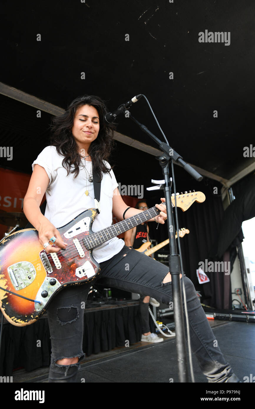 Virginia Beach, Virginia, USA. 12. Juli 2018. VANS WARPED TOUR 18 bringt TATIANA DEMARIA der Veteran United Home Kredite Amphitheater. in Virginia Beach, Virginia am 12. Juli 2018. Credit: Jeff Moore/ZUMA Draht/Alamy leben Nachrichten Stockfoto