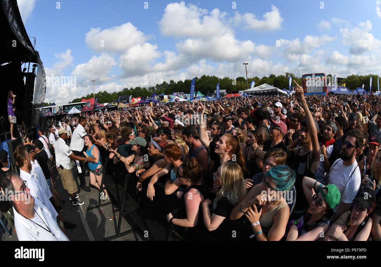 Virginia Beach, Virginia, USA. 12. Juli 2018. VANS WARPED TOUR 18 bringt Mayday Parade der Veteran United Home Kredite Amphitheater. in Virginia Beach, Virginia am 12. Juli 2018. Credit: Jeff Moore/ZUMA Draht/Alamy leben Nachrichten Stockfoto