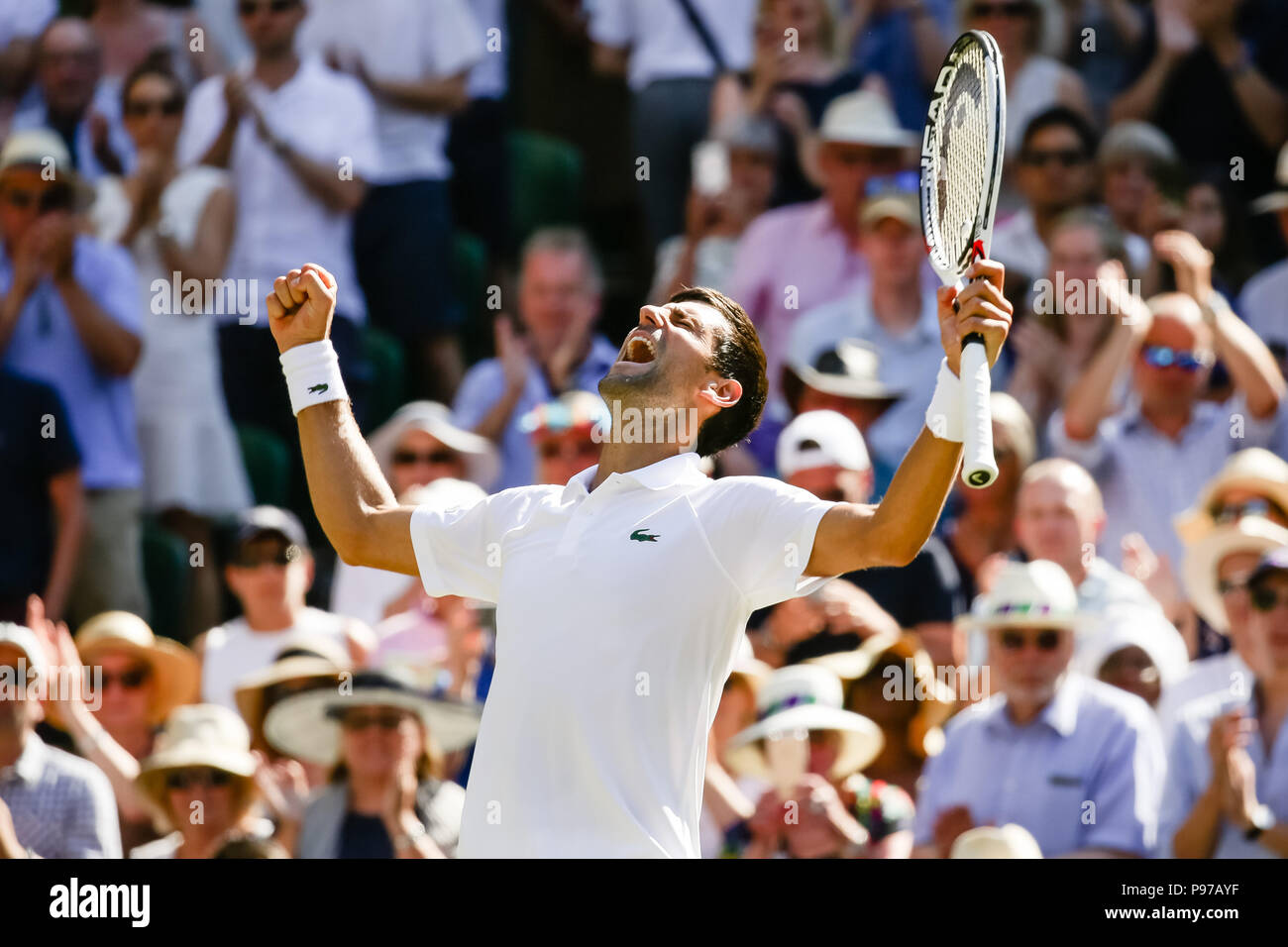 London, UK, 15. Juli 2018: Novak Djokovic aus Serbien gewann seinen 3 Wimbledon Titel am Tag 13 in Wimbledon Tennis Championships 2018 auf der All England Lawn Tennis und Croquet Club in London. Credit: Frank Molter/Alamy leben Nachrichten Stockfoto