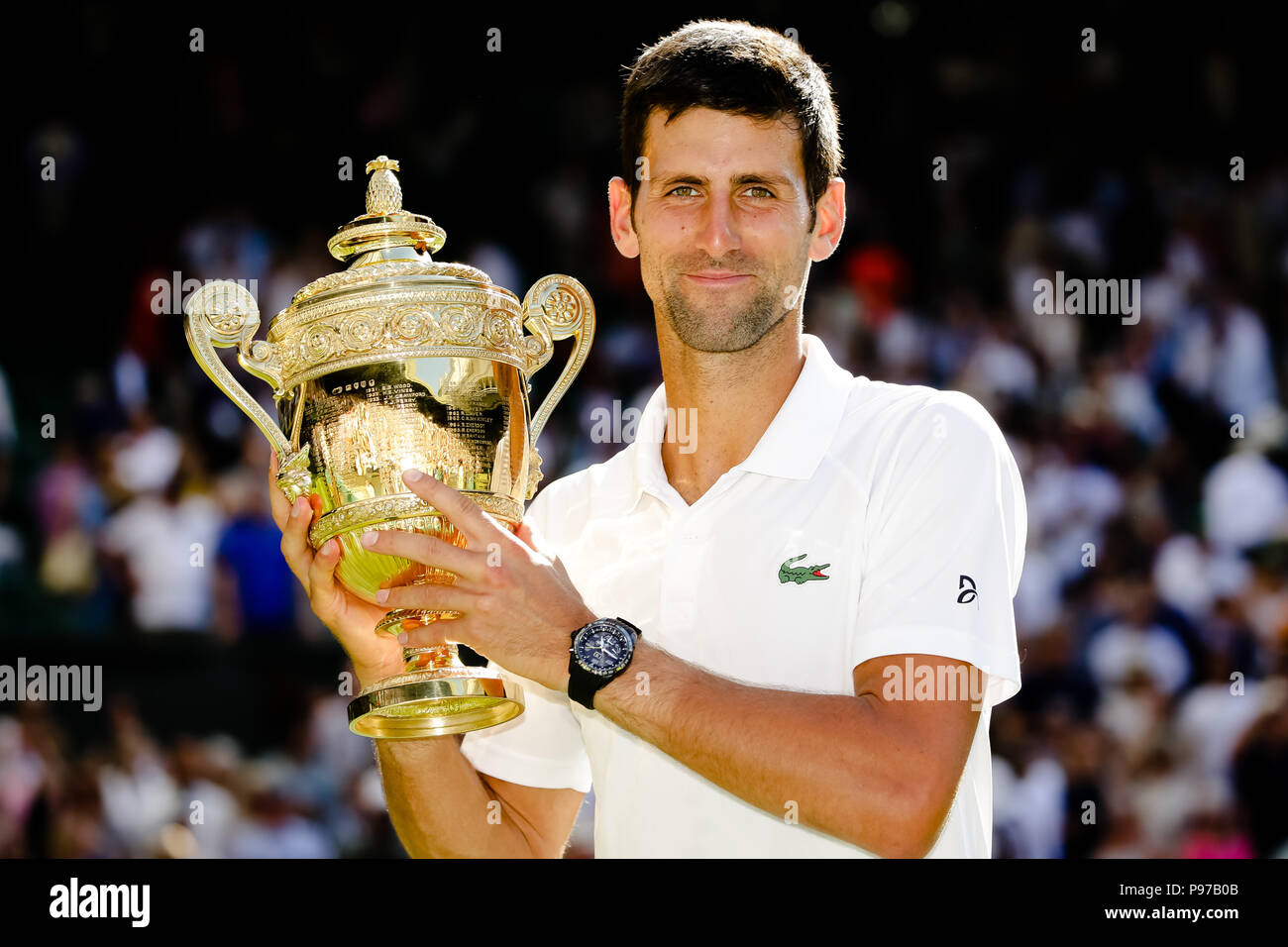 London, UK, 15. Juli 2018: Novak Djokovic aus Serbien gewann seinen 3 Wimbledon Titel am Tag 13 in Wimbledon Tennis Championships 2018 auf der All England Lawn Tennis und Croquet Club in London. Credit: Frank Molter/Alamy leben Nachrichten Stockfoto
