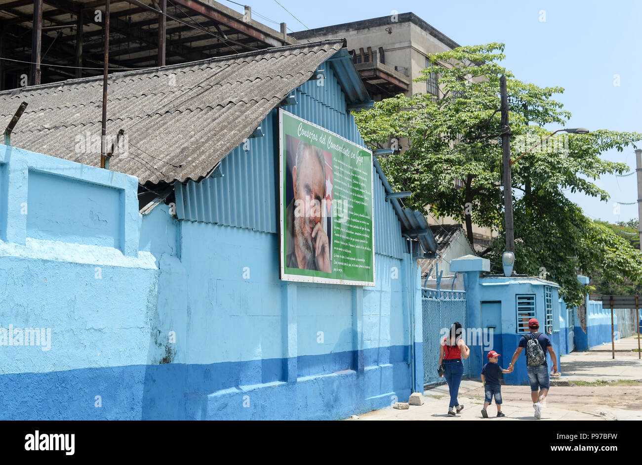 Havanna, Kuba. Juni, 2019 21. Ein Bild von Fidel Castro und ein Text mit seinen Rat an einer Wand entlang einer Straße in der Altstadt von Havanna. Fidel Alejandro Castro Ruz war ein kubanischer Revolutionär und Politiker. Er war Leiter der Regierung, Präsident und Vorsitzender der Kommunistischen Partei Kubas. Havanna ist in Lateinamerika der größte erhaltene koloniale Altstadt. Havanna feiert den 500. Jahrestag ihrer Gründung im Jahr 2019. Foto: Jens Kalaene/dpa-Zentralbild/dpa/Alamy leben Nachrichten Stockfoto