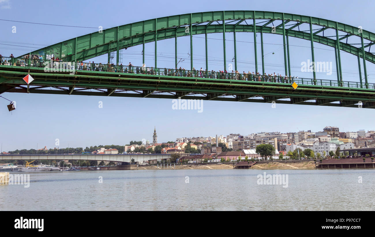 Belgrad, Serbien. 15. Jul 2018. Eine Filmcrew arbeiten mit Extras auf eine Szene nachstellen einer Situation in Belgrad, die 1999 während der NATO-Bombenangriffe auf der alten Straßenbahn Brücke über den Fluss Sava Credit: bratislav Stefanovic/Alamy Leben Nachrichten aufgetreten Stockfoto