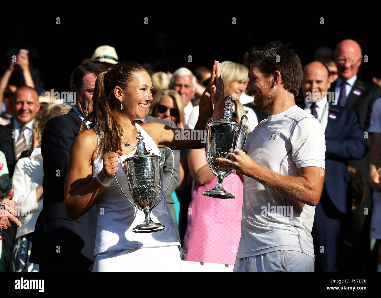 London, Großbritannien. 15. Juli 2018 All England Lawn Tennis und Croquet Club, London, England; die Wimbledon Tennis Championships, Tag 13; Nicole Melichar (USA) und Alexander Peya (AUS) für hohe fünf einander, während die gemischten Doppel Trophäen Holding nach dem Sieg über Jamie Murray (GBR) und Victoria Azarenka (BEL) die Mixed Final Credit: Aktion Plus Sport Bilder/Alamy Leben Nachrichten zu gewinnen Stockfoto