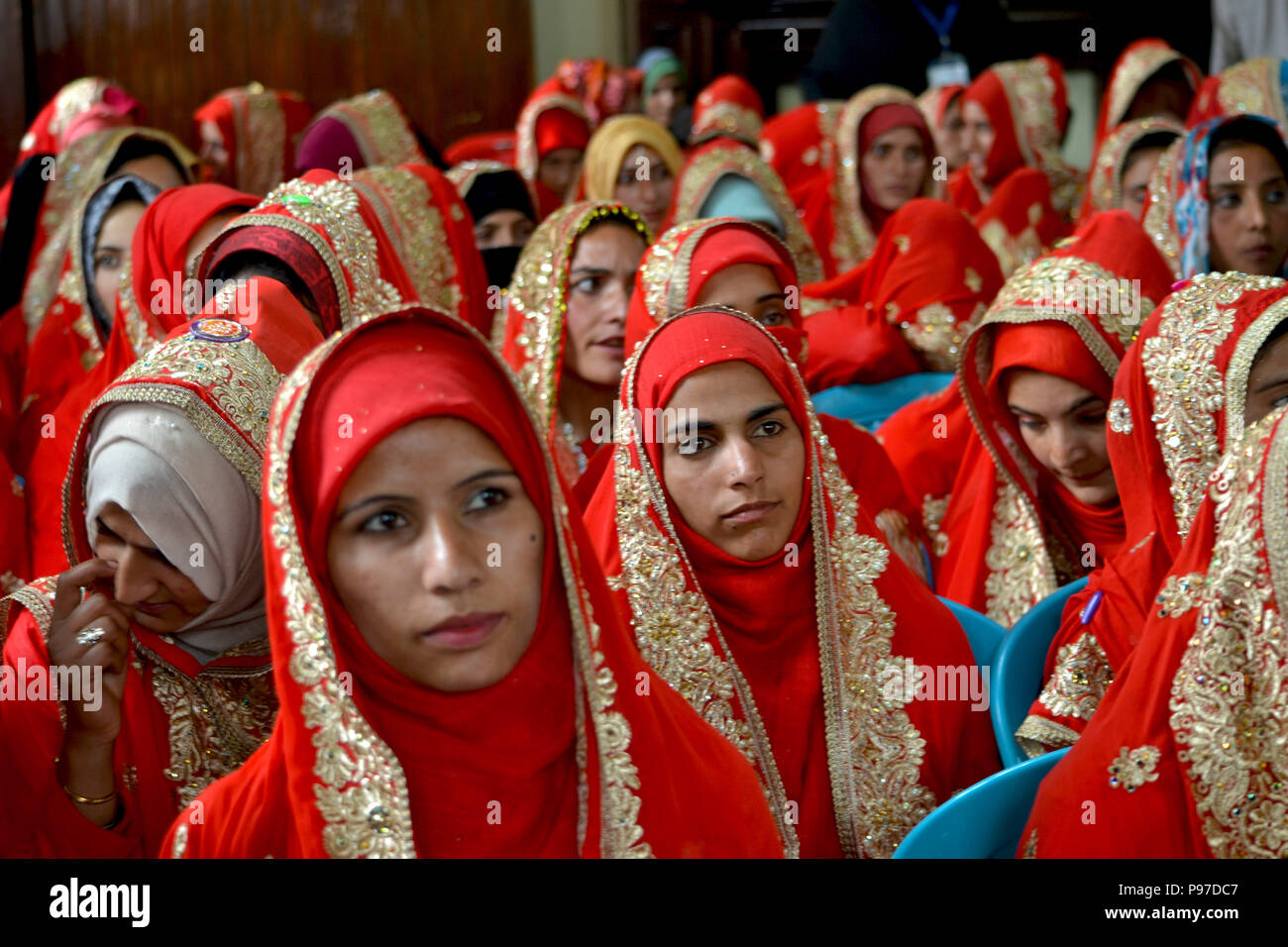 Kaschmir, Indien. 15. Juli 2018. Kaschmir muslimischen Bräute besuchen eine Messe - Hochzeit in Sonwar Bereich von Srinagar, die Hauptstadt des indischen Kaschmir, Indien gesteuert. Mindestens 105 legt der Paare in der Masse Trauung durch Jaffari Rat von Jammu und Kaschmir einem schiitischen muslimischen Organisation in Indien teilgenommen. Credit: SOPA Images Limited/Alamy leben Nachrichten Stockfoto