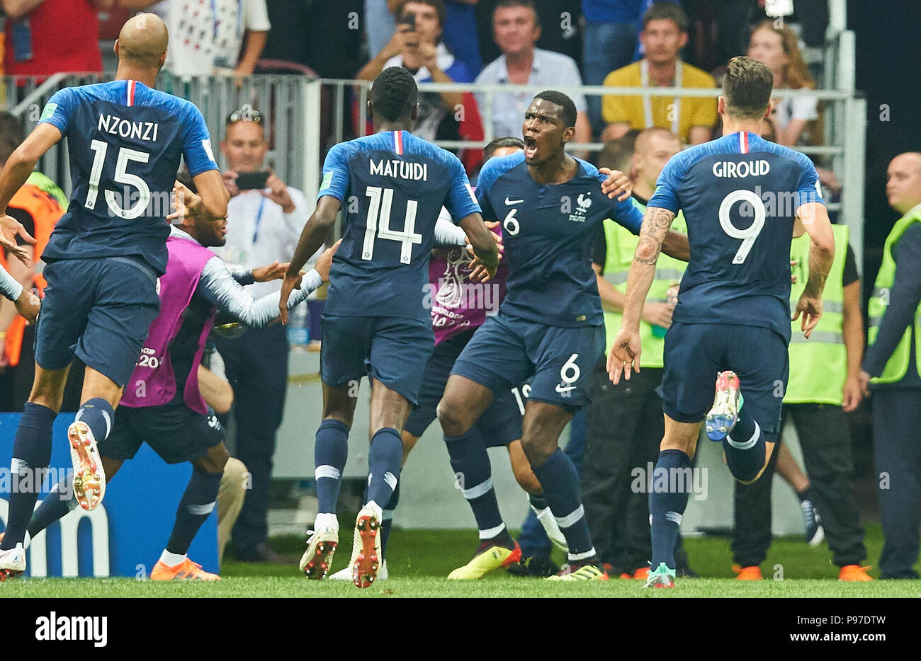 Moskau, Russland. 15. Juli 2018. Paul POGBA, FRA 6 feiert sein Ziel 3-1, Jubeln, Freude, Emotionen, feiern, lachen, Jubeln, Jubeln, reißt die Arme, ballte die Faust, Frankreich - KROATIEN FUSSBALL FIFA WM 2018 Russland, Endgültige, Saison 2018/2019, 15. Juli, in Luzhniki Stadion Moskau, Russland 2018. © Peter Schatz/Alamy leben Nachrichten Stockfoto