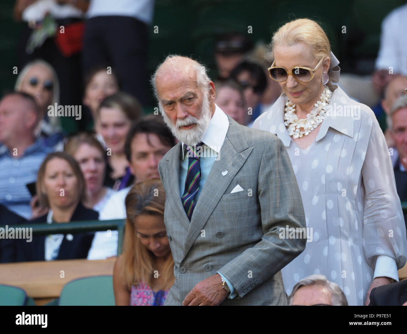 London, Großbritannien. 15. Juli 2018. Katharina, Herzogin von Cambridge, Prinz William, Herzog von Cambridge, Premierminister Theresa May und Philip kann singles Final an Tag 13 der Wimbledon Tennis Meisterschaften bei den All England Lawn Tennis und Croquet Club am 15. Juli 2018 in London, England der Männer teilnehmen. Personen: Prinz Michael von Kent und Prinzessin Michael von Kent Credit: Stürme Media Group/Alamy leben Nachrichten Stockfoto