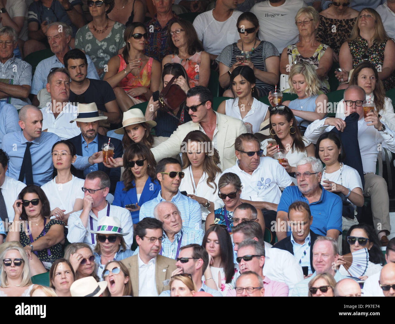 London, Großbritannien. 15. Juli 2018. John vosler, Emma Watson und Luke Evans besuchen singles Final an Tag 13 der Wimbledon Tennis Meisterschaften bei den All England Lawn Tennis und Croquet Club am 15. Juli 2018 in London, England der Männer. Personen: Johannes Vosler, Emma Watson und Luke Evans Credit: Stürme Media Group/Alamy leben Nachrichten Stockfoto