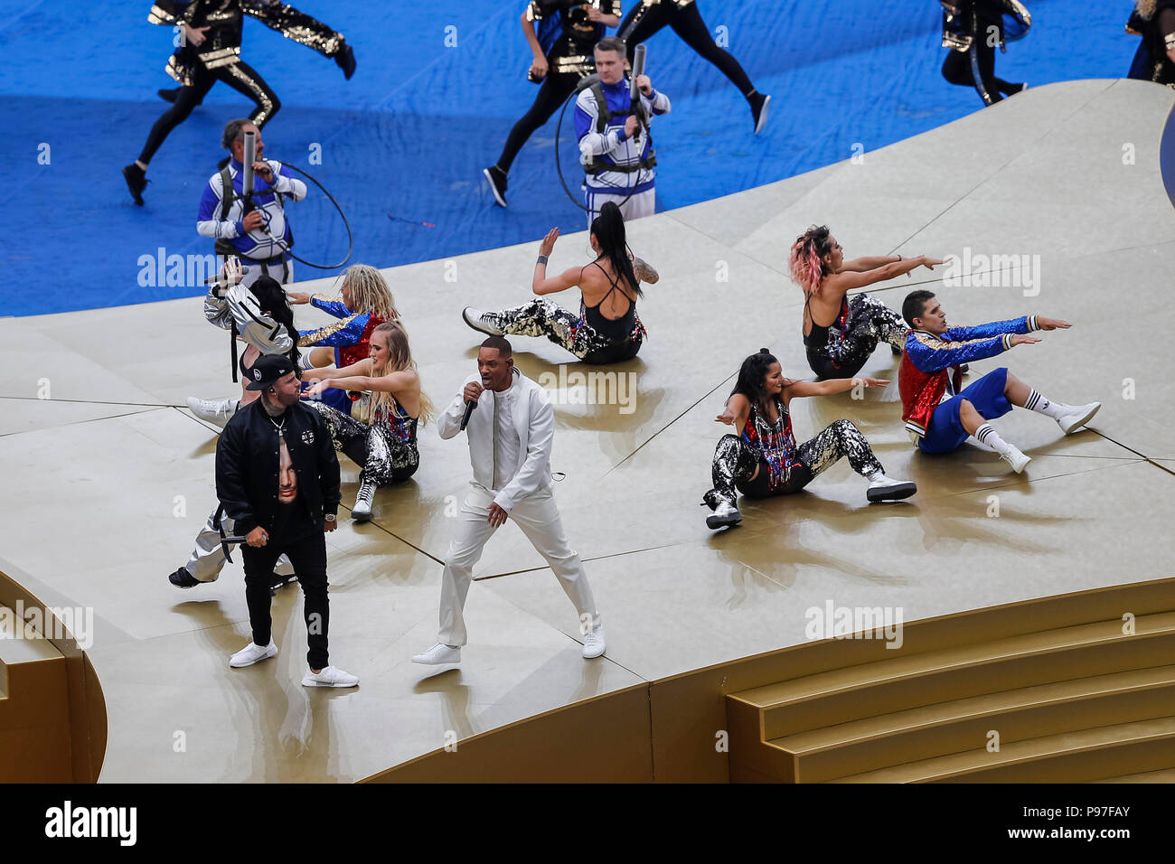 Moskau, Russland. 15. Juli 2018. Will Smith, Nicky Jam und Era Istrefi ausführen, bevor die FIFA WM 2018 Endspiel zwischen Frankreich und Kroatien bei Luzhniki Stadium am 15 Juli 2018 in Moskau, Russland. (Foto von Daniel Chesterton/phcimages.com) Credit: PHC Images/Alamy leben Nachrichten Stockfoto