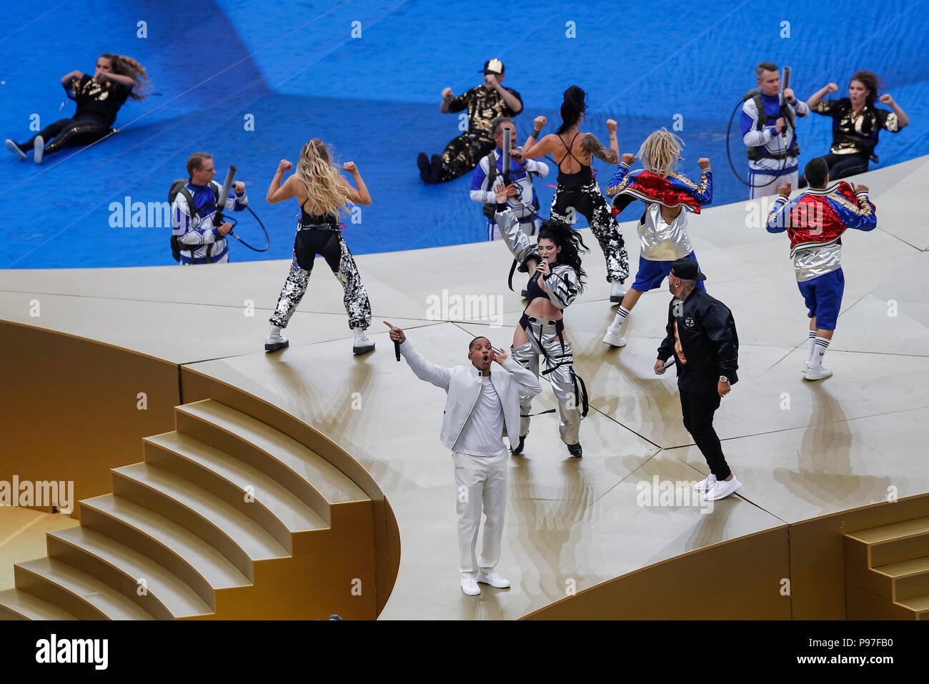 Moskau, Russland. 15. Juli 2018. Will Smith, Nicky Jam und Era Istrefi ausführen, bevor die FIFA WM 2018 Endspiel zwischen Frankreich und Kroatien bei Luzhniki Stadium am 15 Juli 2018 in Moskau, Russland. (Foto von Daniel Chesterton/phcimages.com) Credit: PHC Images/Alamy leben Nachrichten Stockfoto