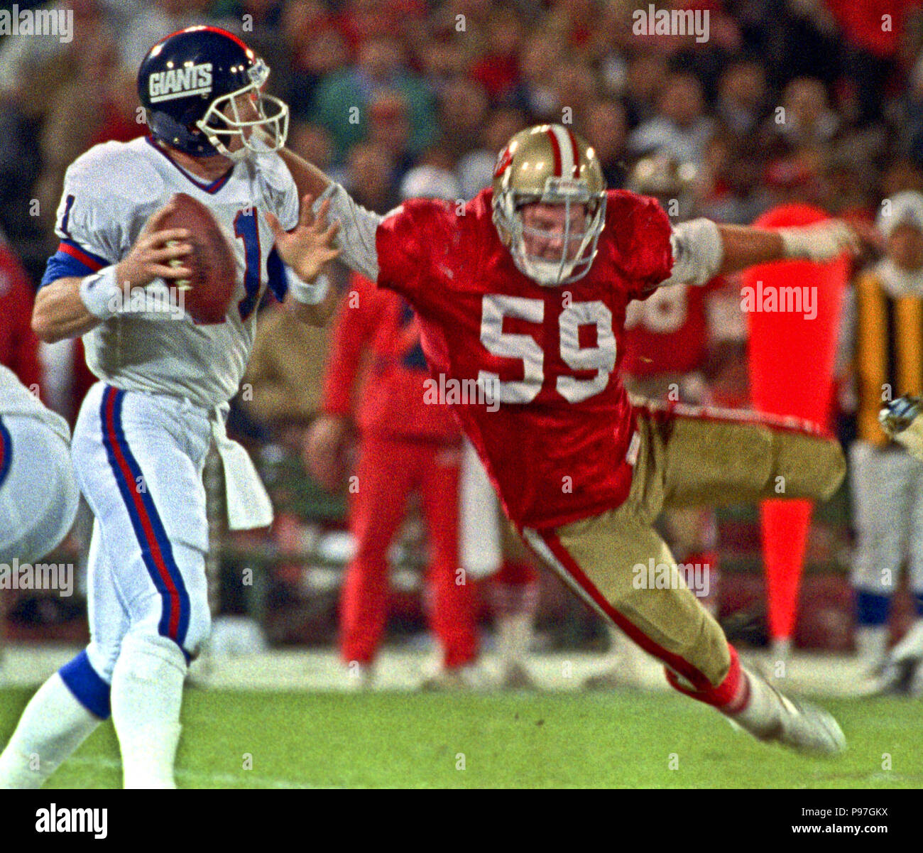 San Francisco, Kalifornien, USA. 30 Nov, 2011. San Francisco 49ers vs New York Giants im Candlestick Park Montag, 3. Dezember 1990. 49ers Beat Riesen 7-3. 49er linebacker Keith DeLong (59) eilt Giants Quarterback Phil Simms Credit: Al Golub/ZUMA Draht/Alamy leben Nachrichten Stockfoto