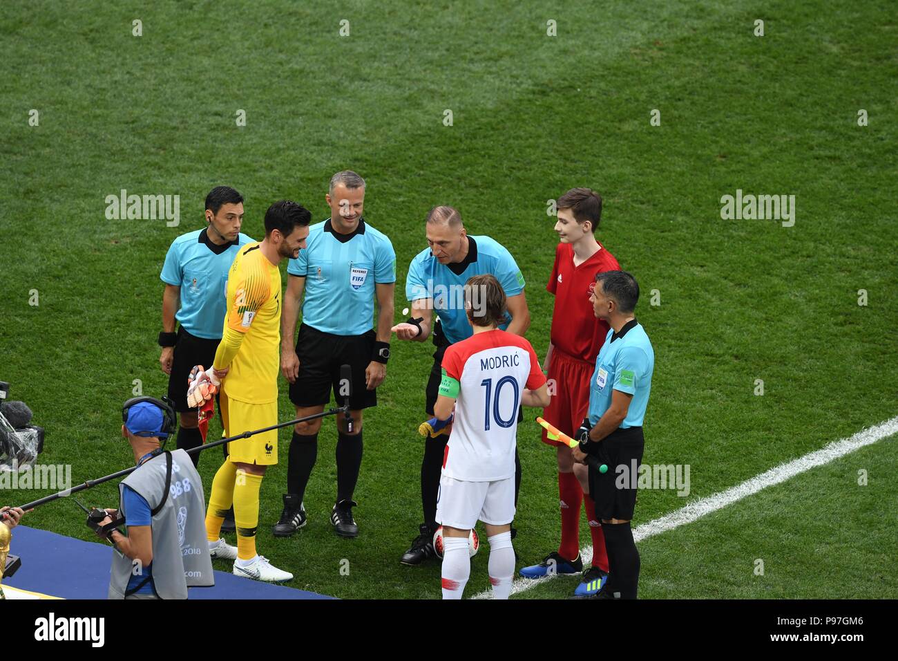 Moskau, Russland. Juli 15th, 2018, Schiedsrichter Nestor Pitana von Argentinien werfen Münzen zwischen Kapitän von Frankreich und Kroatien während das Endspiel zwischen Frankreich und Kroatien bei Luzhniki Stadion, Moskau. Shoja Lak/Alamy Leben Nachrichten. Stockfoto