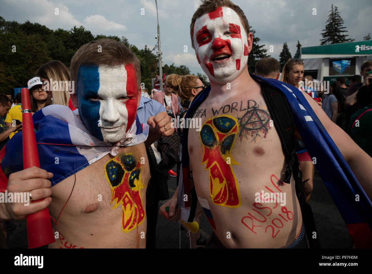 Moskau, Russland. 15., Juli, 2018. Französischen und kroatischen Fußball-Fans jubeln Fan Fest von Moskau während der WM 2018 FIFA, Endspiel, Frankreich gegen Kroatien in Moskau Stockfoto