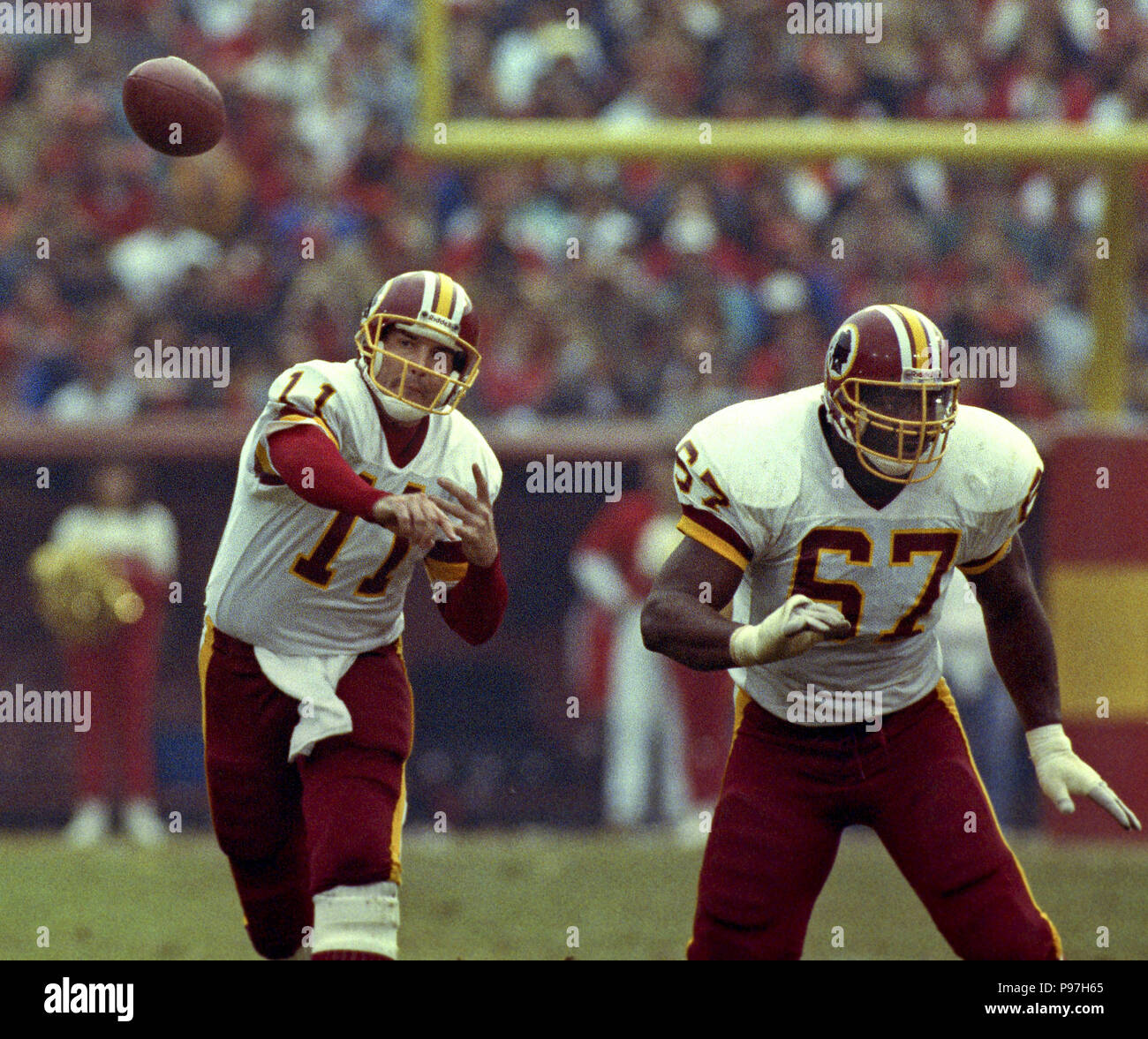 San Francisco, Kalifornien, USA. 12 Jan, 1991. San Francisco 49ers vs Washington Redskins an Candlestick Park Samstag, 12. Januar 1991. 49ers schlagen Redskins 28-10. Redskin quarterback Mark Rypien (11) Ball. Credit: Al Golub/ZUMA Draht/Alamy leben Nachrichten Stockfoto