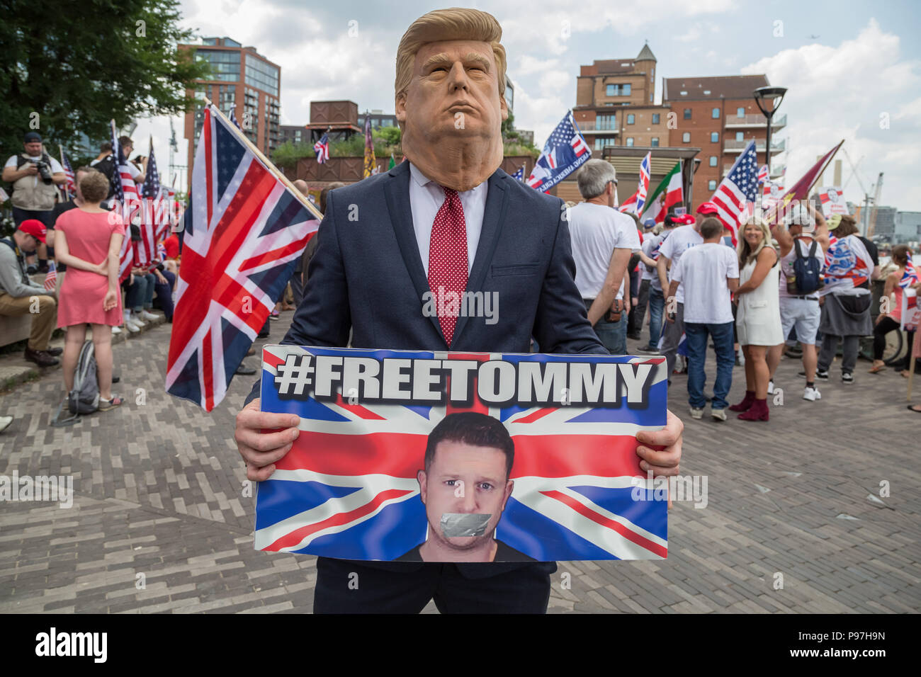 London, Großbritannien. 14. Juli 2018. Pro-Trump Anhänger versammeln sich in der Nähe der US-Botschaft in London der Besuch der 45. Präsident der Vereinigten Staaten in Deutschland zu feiern. Credit: Guy Corbishley/Alamy leben Nachrichten Stockfoto