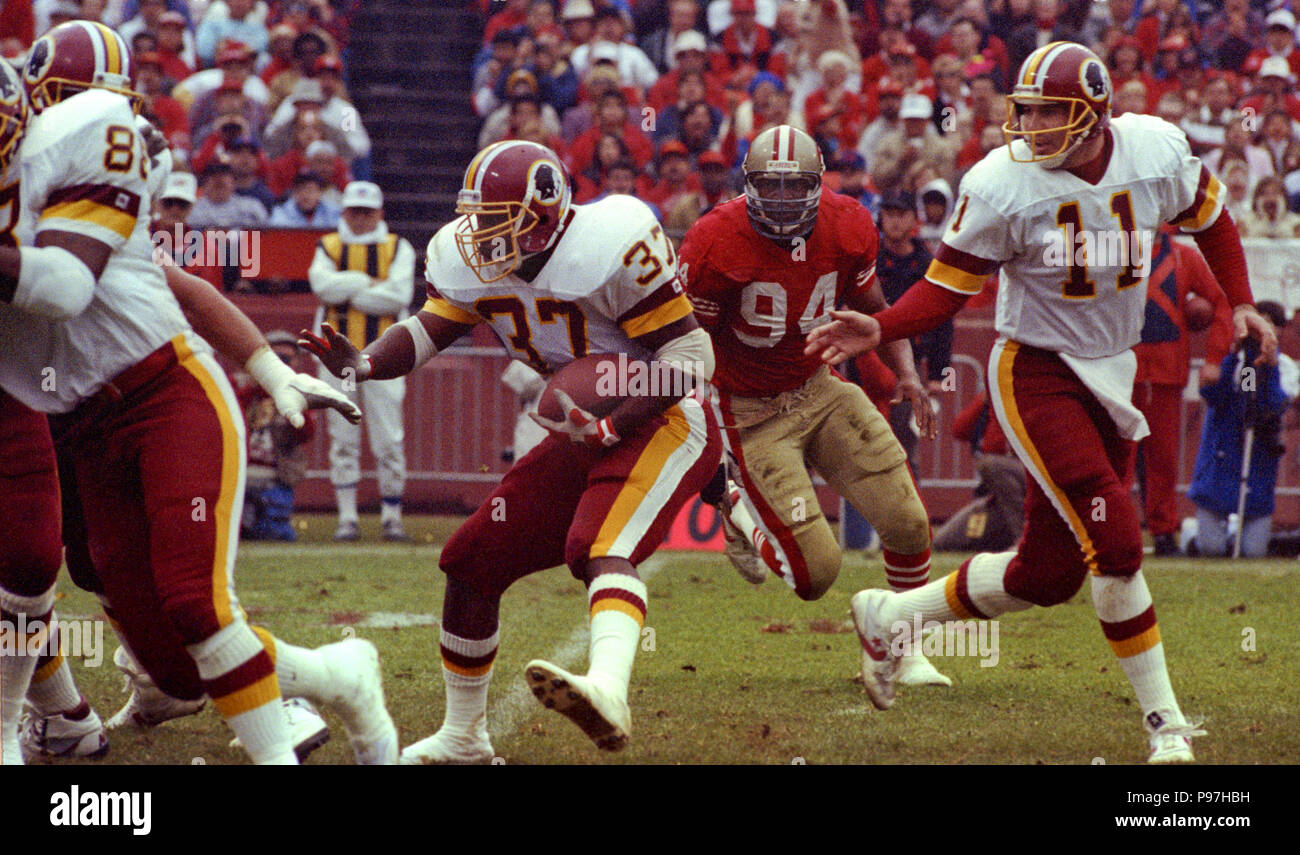 San Francisco, Kalifornien, USA. 12 Jan, 1991. San Francisco 49ers vs Washington Redskins an Candlestick Park Samstag, 12. Januar 1991. 49ers schlagen Redskins 28-10. Redskin quarterback Mark Rypien (11) Hände weg zu laufen zurück Gerald Riggs Credit: Al Golub/ZUMA Draht/Alamy leben Nachrichten Stockfoto